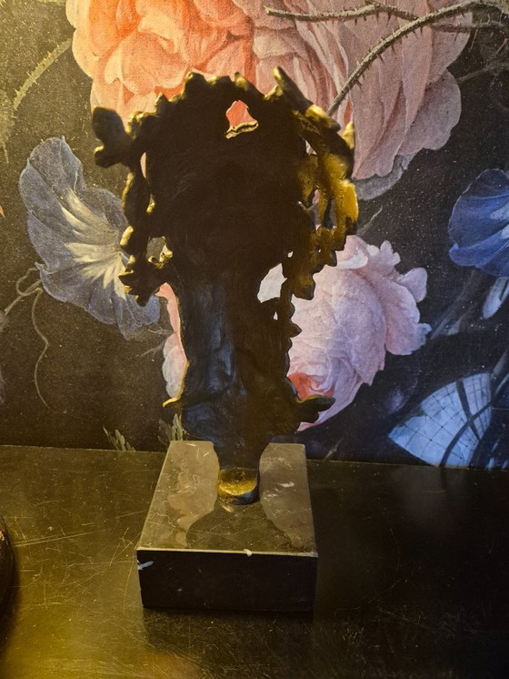 Image 1 of Statua in bronzo di una donna con farfalle e fiori