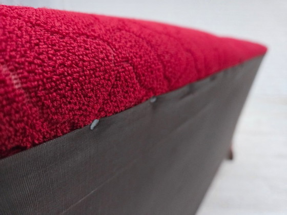Image 1 of Dänisches 3-Sitzer-Sofa aus den 1950er Jahren, roter und hellgrauer Möbelwollbezug, geschnitztes Eichenholz.