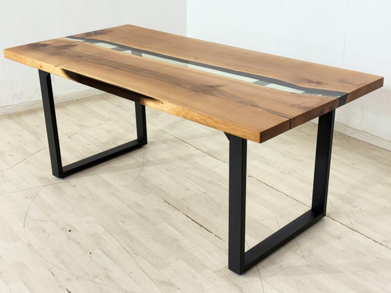 Image 1 of Eettafel van epoxyhars / eettafel / vergadertafel, massief walnoothout / 180 cm breed