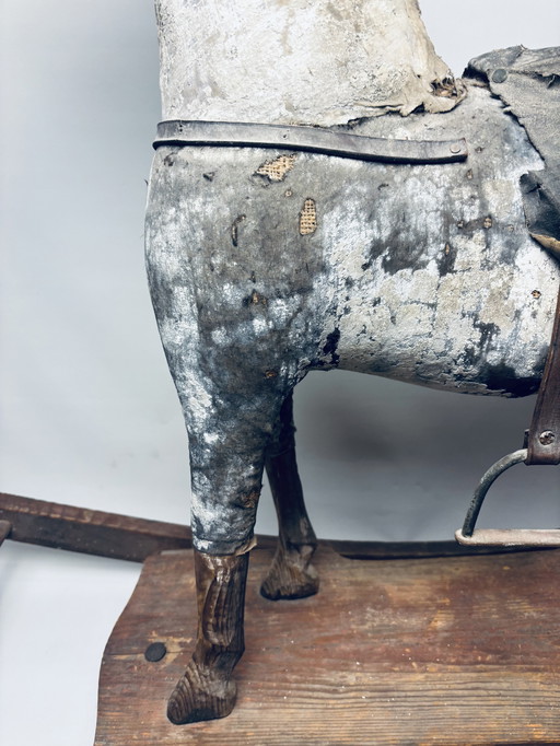 Antiek houten trekpaard op slede met textiel en leer – ca. eind 19e / begin 20e eeuw