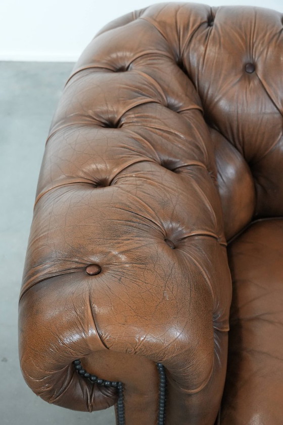 Image 1 of Poltrona Chesterfield marrone in pelle di mucca in stile inglese su ruote