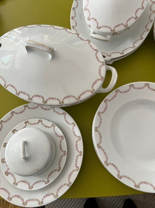 Large antique Zeh Scherzer Bavaria porcelain dinner service. Circa 1920–1950.