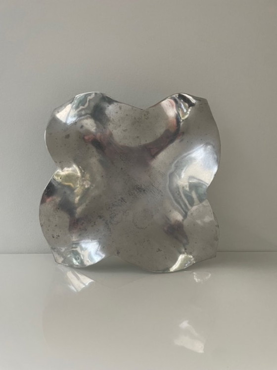 Image 1 of Unieke handgemaakte aluminium schaal met sculpturale bloemvorm