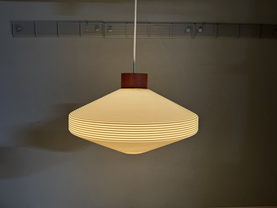 Image 1 of Lampada a sospensione vintage con dettagli in legno