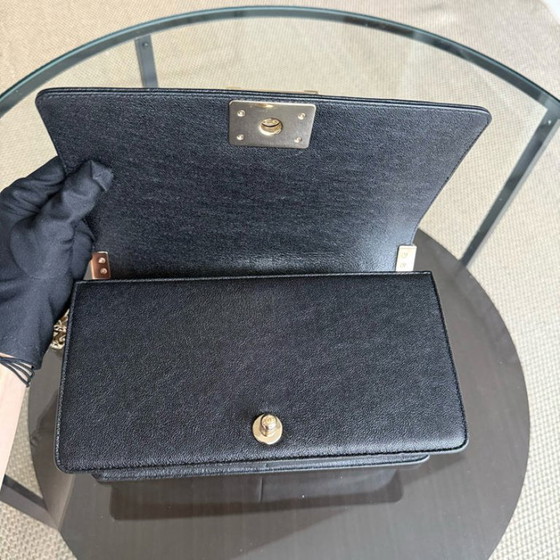 Image 1 of Chanel Boy Medium - Caviar 25CM generfd kalfsleer met chevronpatroon in zwart met gouden hardware