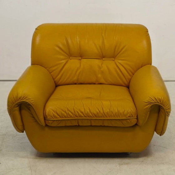 zona salotto di design italiano anni '70, era spaziale, brutalista, giallo ocra. – Sofà, Leather (photo 12 of 13)