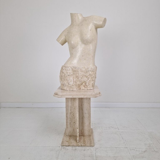 Torso femminile scultoreo contemporaneo realizzato con strati di pietra di Mactan recuperata, anni '80