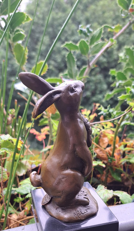 Bronzestatue eines Hasen mit Karotte – beeldhouwkunst (photo 2 of 9)