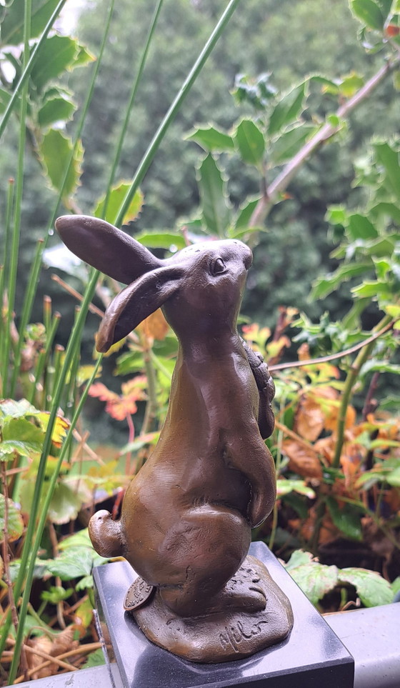 Bronzestatue eines Hasen mit Karotte – Bildhauerei (photo 2 of 9)