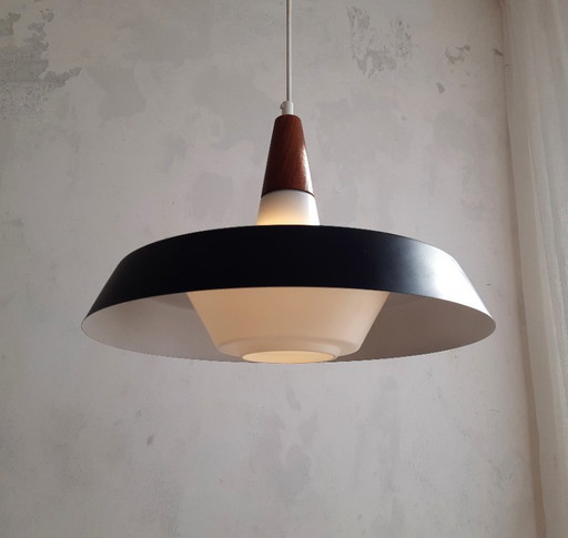 Lámpara colgante vintage de cristal de leche con forma de OVNI y platillo metálico, Voss Belysning, diseño danés, lámpara mcm