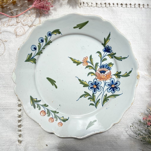 Antiker französischer Nevers Fayence-Teller aus dem 18. Jahrhundert, Blumenmuster