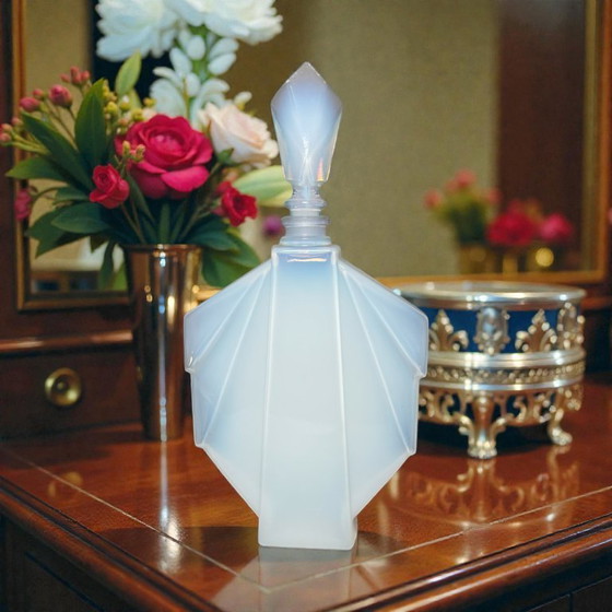 Image 1 of Art-déco-Parfümflakon aus Sabino-Glas – Antiker französischer Opalglas-Parfümflakon