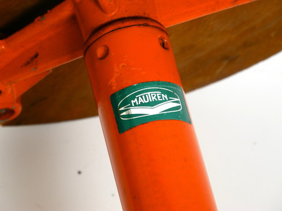 Image 1 of Seltener massiver italienischer Mid Century Industrial Metallhocker von Mautren in seltenem Orange | mit höhenverstellbarer Sitz