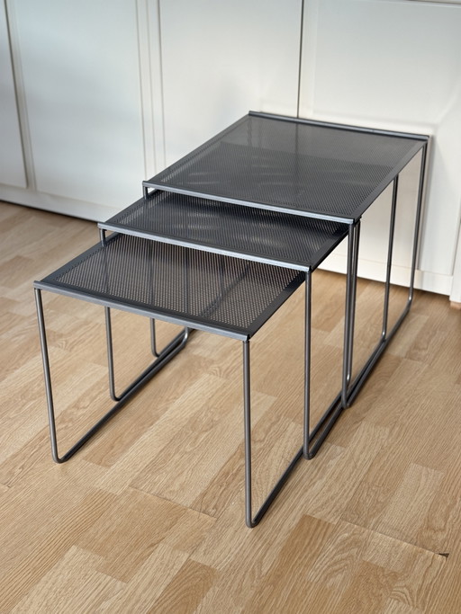 Ensemble de 3 tables gigognes vintage postmodernes en acier perforé, années 1980