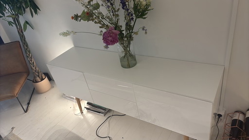 Merk ZUIVER: WIT KASTJE MET HOUTEN POOTJES