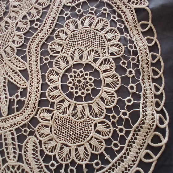 Image 1 of Chemin de table vintage en dentelle roumaine faite main / Chemin de table en macramé