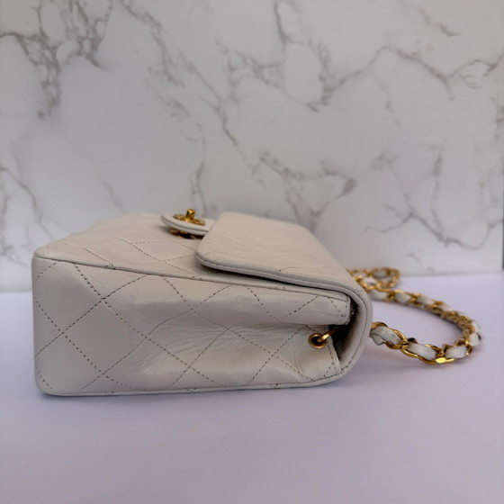 Chanel Vintage Mini Classic Flap Agneau Blanc – D'occasion – Autres sacs, Cuir, Cuir d'agneau (photo 4 of 11)