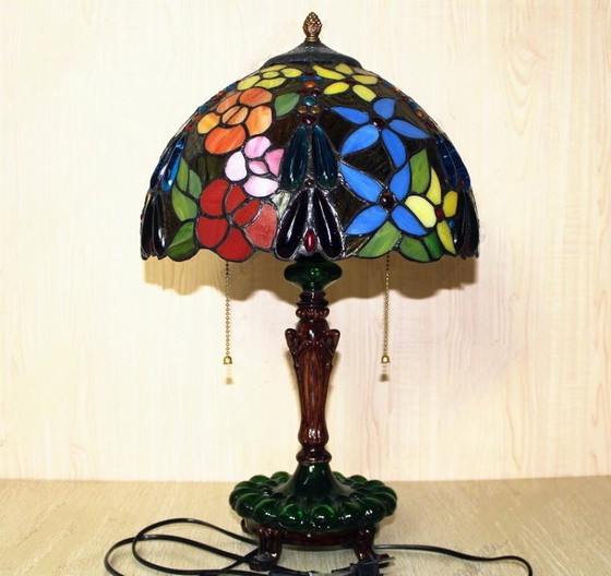 Image 1 of Tiffany-style lamp