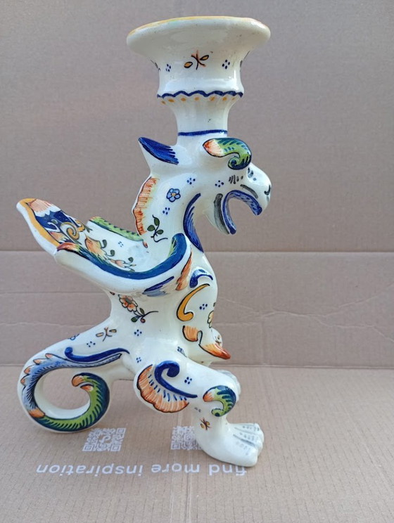Image 1 of 2 bougeoirs anciens en faïence française – Dragon & Salamandre (ca. 1900, Rouen/Desvres)