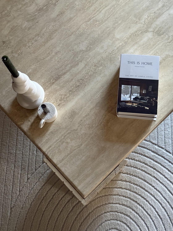 Image 1 of Splendido tavolino da caffè originale in travertino di Angelo Mangiarotti.