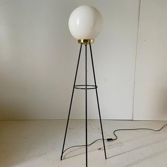 Image 1 of 1 lampada da terra vintage Stilnovo, vetro opalino e ferro, Italia anni '50