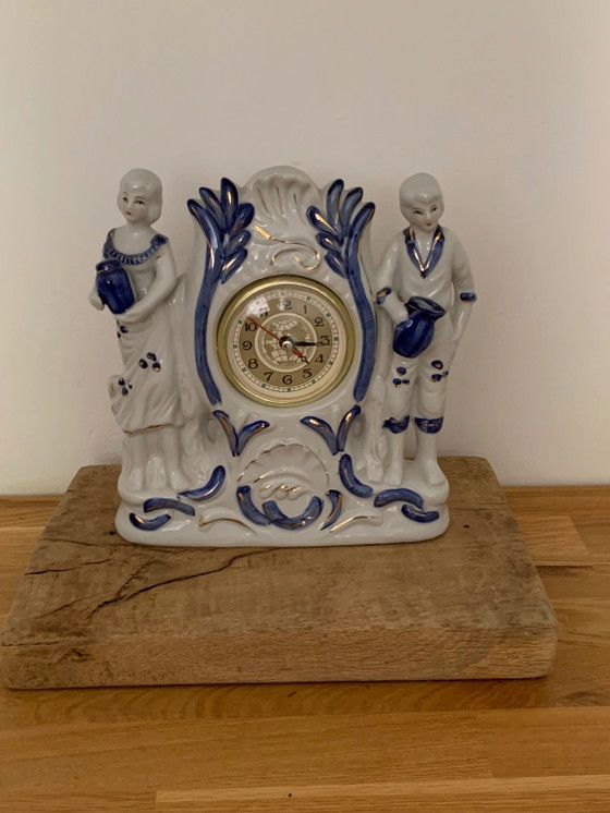 Orologio da camino vintage al quarzo in porcellana con figura di coppia (photo 2 of 8)