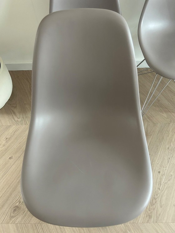 Image 1 of Vitra Eames DSR Esszimmerstühle