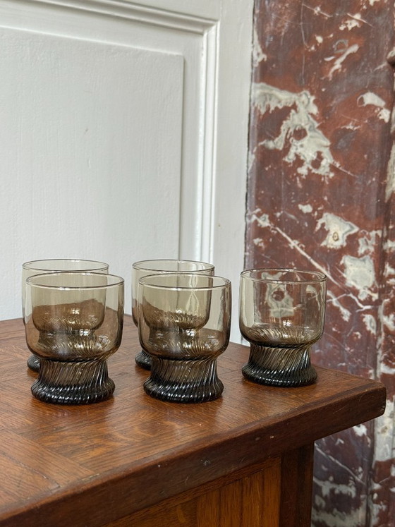 Image 1 of Juego de 5 vasos de agua de cristal ahumado Henkel, década de 1980.