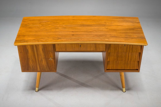 Image 1 of Freistehender Schreibtisch in Nussbaum, 1960er Jahre