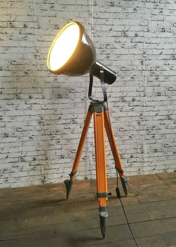 Image 1 of Faretto vintage in smalto nero su treppiede in legno, anni '50