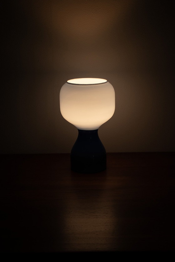 Image 1 of Lampe de table en verre bleu