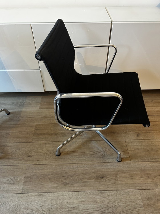 Image 1 of Vitra Eames 108 Hopzak Dry Stoelen. Der Preis ist pro Stück