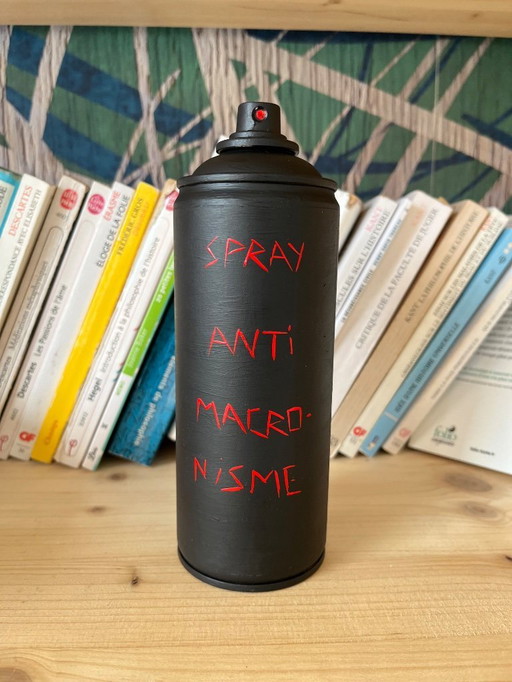 Bomb’art « spray anti macro-nisme »