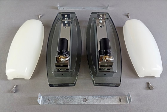 Image 1 of Veca attributable 1970s zeldzaam opaline glas en kristallen paar wandlampen.