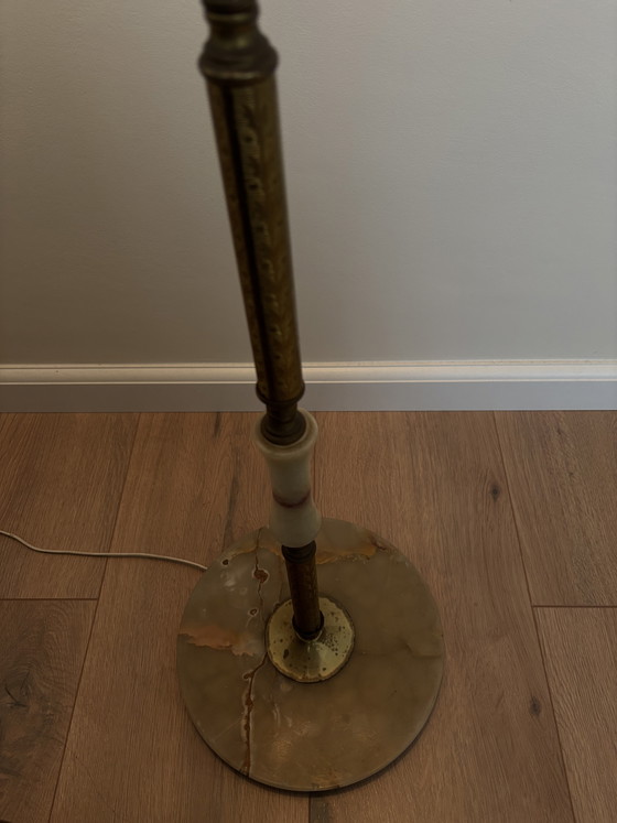 Lampada da terra in alabastro in stile Hollywood Regency con paralume sfrangiato – Lampade da terra, Brass (photo 6 of 14)