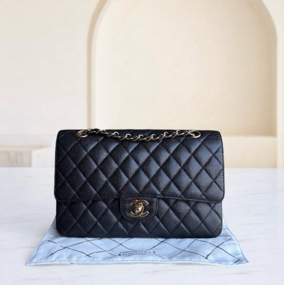 Image 1 of Chanel Classic Flap Medium - Caviar 25CM Gewatteerd generfd kalfsleer Zwart Goudkleurige hardware Serie 13