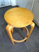 Sgabello da bar Alvar Aalto per Artek