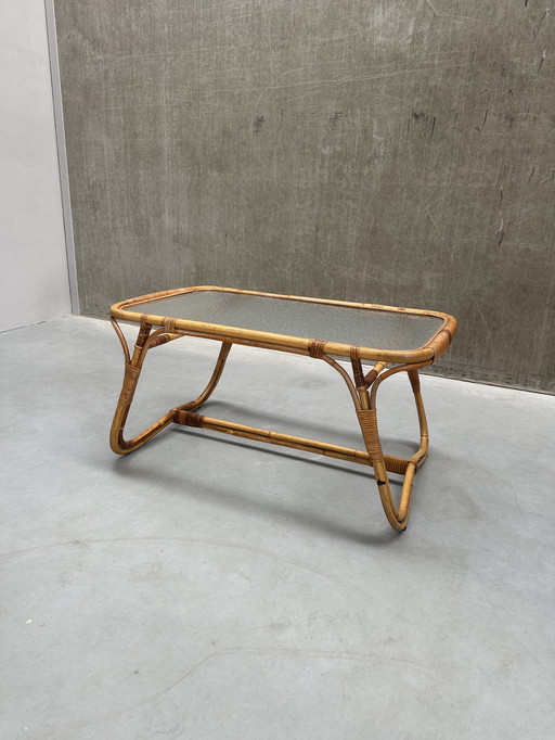 Table basse vintage en rotin avec plateau en verre nuageux
