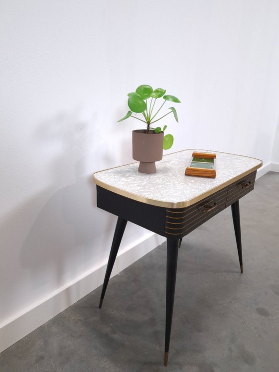 Mobile anni '50 con gambe inclinate, piano in laminato, cassetti e dettagli dorati. – Cassettiere, Wood (photo 6 of 20)