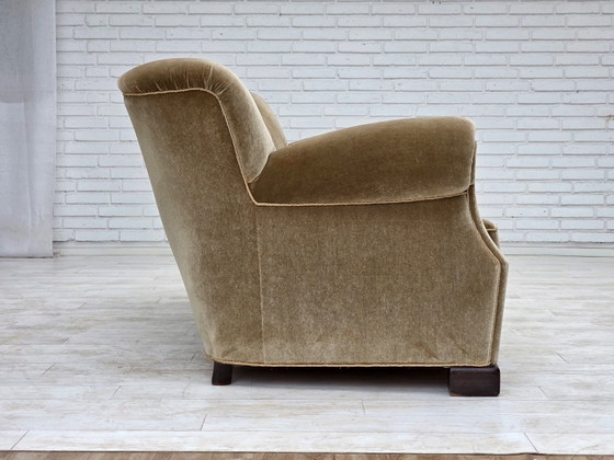 Image 1 of Deense driezitsbank uit de jaren 60, bekleed met groen meubelvelours en voorzien van eikenhouten poten.