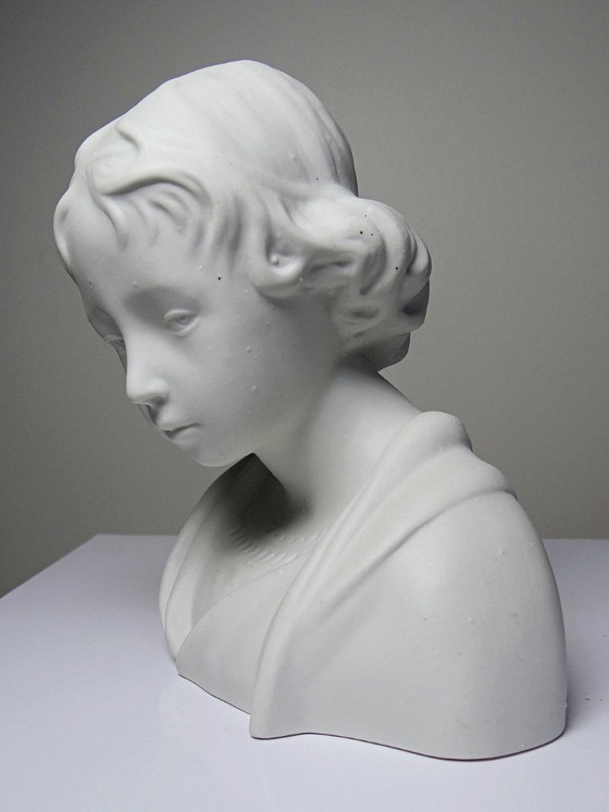 Image 1 of Busto de un niño en bizcocho de porcelana blanca de Limoges, obra de Camille Tharaud.