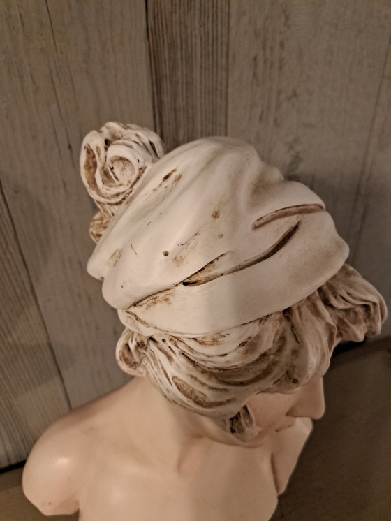 Image 1 of Barocke Büste einer französischen Frau mit Hut: Marmorsockel