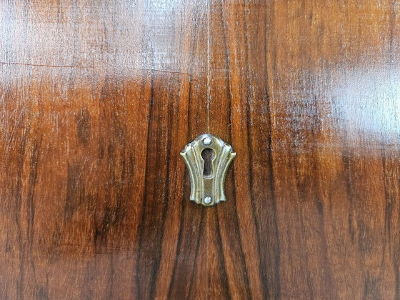 Image 1 of Commode des années 1950 en acajou et érable avec pieds laqués