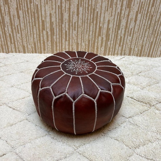 Image 1 of Puf marroquí de cuero hecho a mano, 50 cm × 30 cm