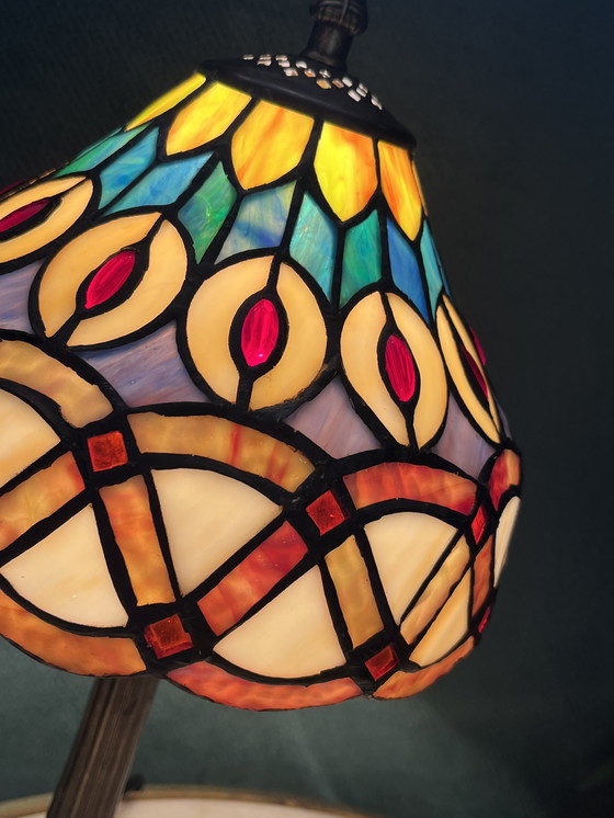 Image 1 of Lámpara de mesa estilo años 20 con vitrales Tiffany y motivo de plumas de pavo real