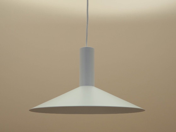Lampada a sospensione danese in metallo bianco, paralume conico nella tradizione del design scandinavo, anni (photo 3 of 7)