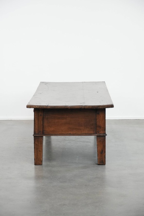 Image 1 of Antieke en tijdloze Zuid Europese salontafel gemaakt van kastanjehout uit de 18e eeuw met twee lades