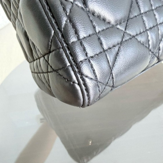 Image 1 of DIOR LADY MEDIUM - PELLE DI AGNELLO CANNAGE, FERRAMENTA NERA E ORO, CINTURINO REGOLABILE