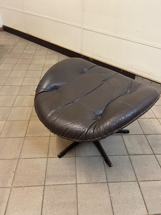 Poggiapiedi/pouf vintage anni '70 di Bramin, Poggiapiedi e pouf, Pelle, Legno, Marrone (foto 3 di 8)
