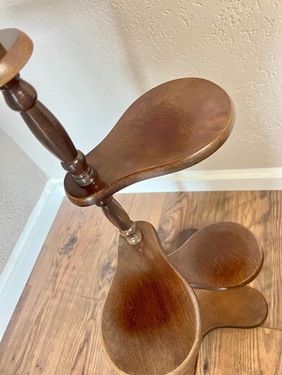 Image 1 of Mid Century Porte-fleurs en noyer, fabriqué à la main en Allemagne dans les années 1960 bon état vintage, tabouret pour fleurs